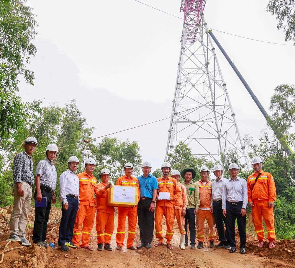Ong Do Duc Hung – Chu tich Cong doan Dien luc Viet Nam tham hoi, tang qua luc luong thi cong tren cong trinh. Anh: Dac Cuong