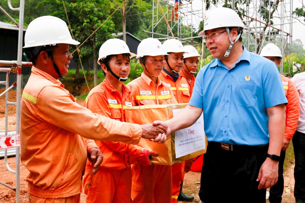 Do Duc Hung 베트남 전력 노동조합 위원장이 공사 현장 시공 인력을 방문하고 있습니다. 사진: Dac Cuong
