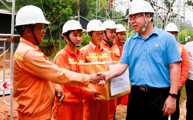 Mr. Do Duc Hung - Chairman of the Vietnam Electricity Trade Union - visited the construction force at the project. Photo: Dac Cuong