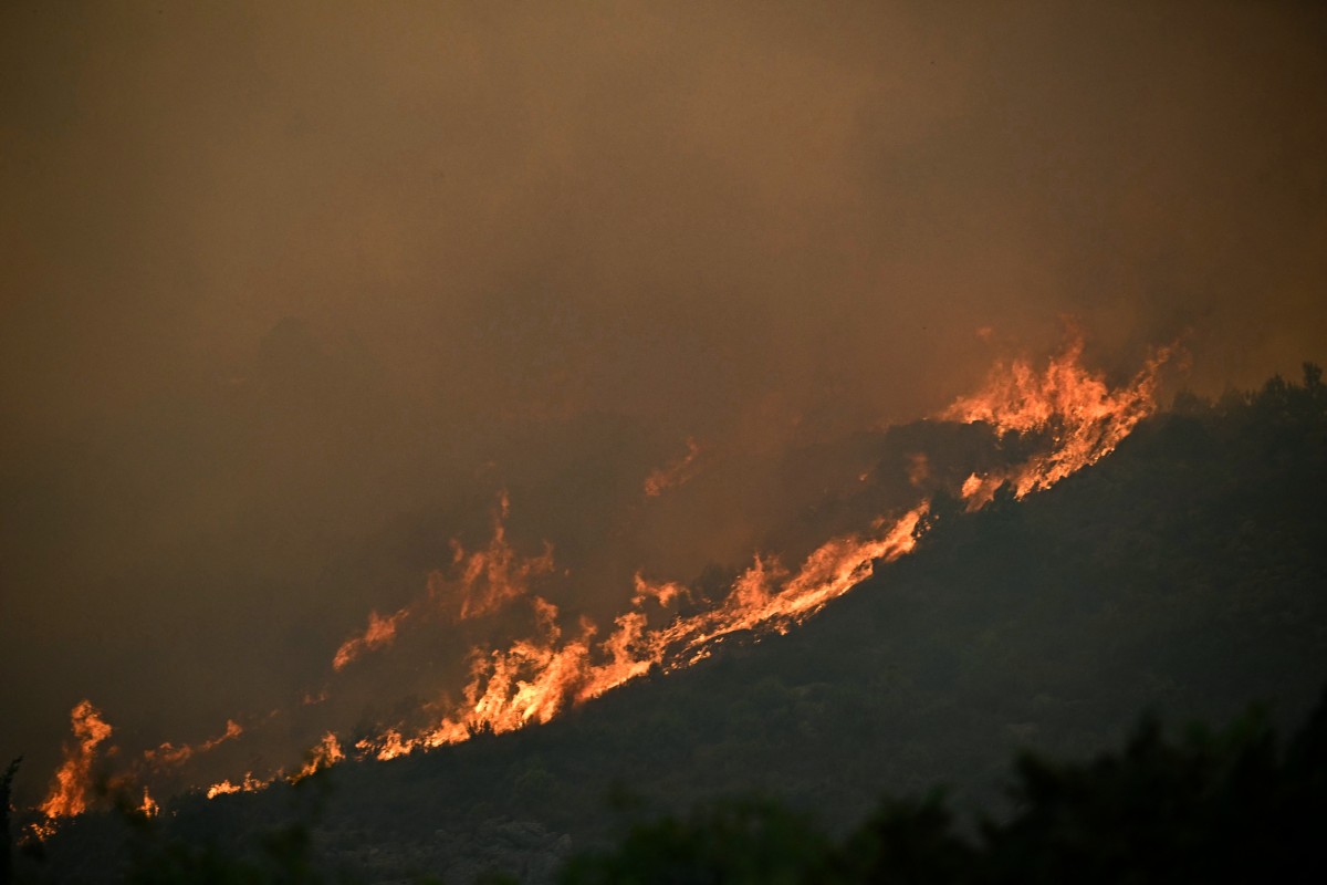 8월 6일 프랑스 코르비에 언덕 지역의 산불 현장 사진: AFP