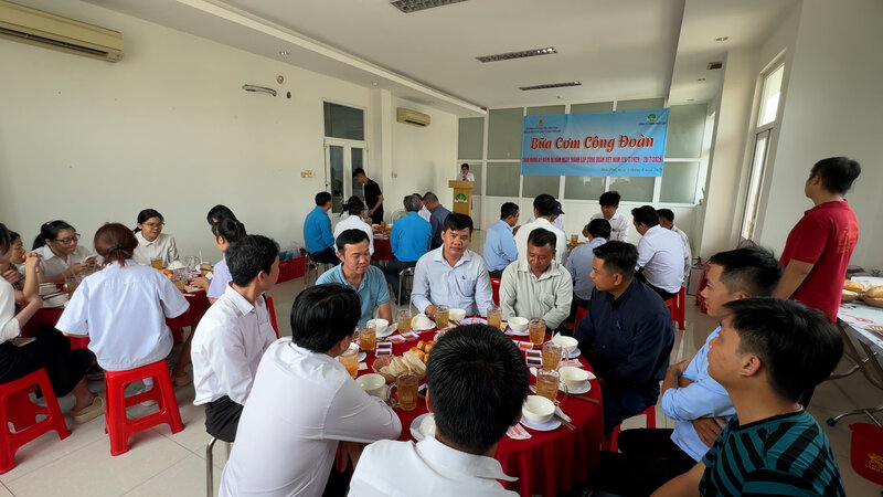 Thiet Lap Co. Ltd. 노동자들이 따뜻한 노동조합 식사에 둘러앉았습니다. 사진: Hoang Loc