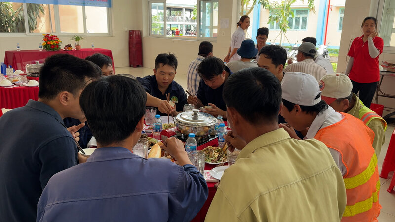 Khong khi vui ve, am cung trong bua com Cong doan tai Cong ty TNHH Thiet Lap. Anh: Hoang Loc