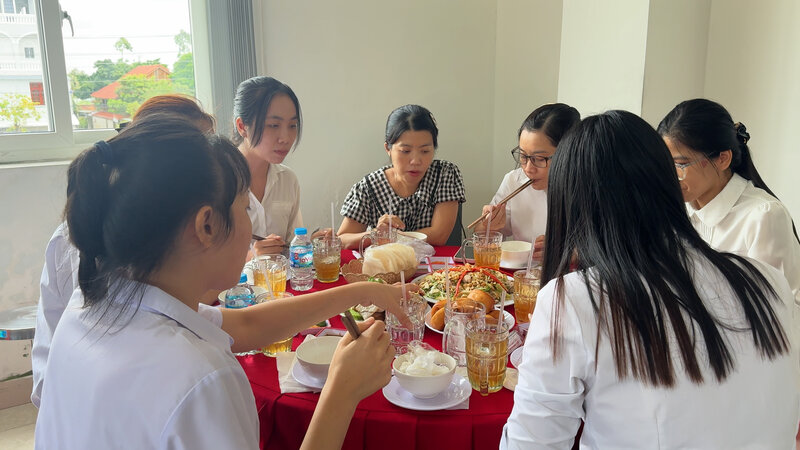 Cong nhan phan khoi khi duoc cham lo ca vat chat lan tinh than. Anh: Hoang Loc