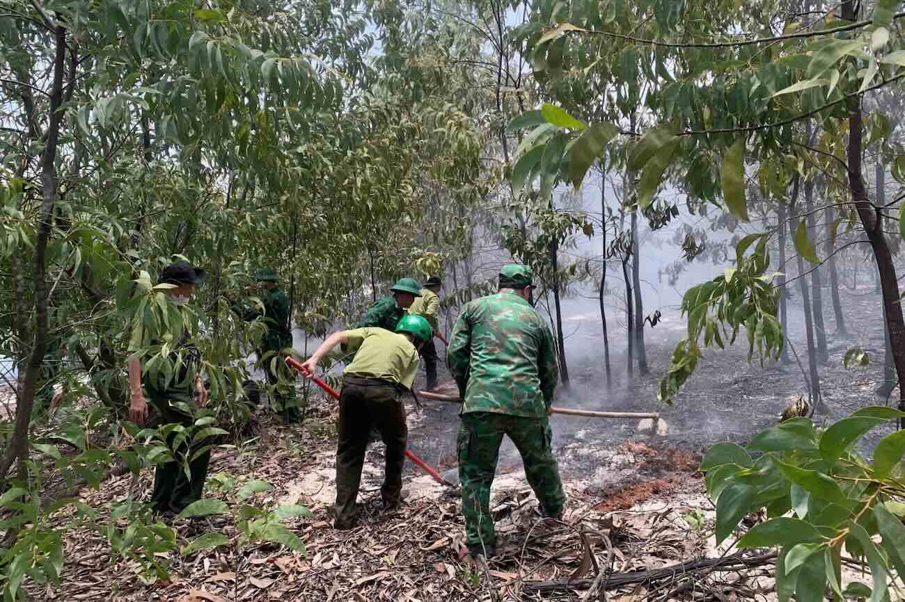 Vinh Xuan国境警備隊の幹部、兵士は、森林警備隊と地元住民と協力して消火活動を行い、火災を鎮圧しました。写真:Vo Tien.