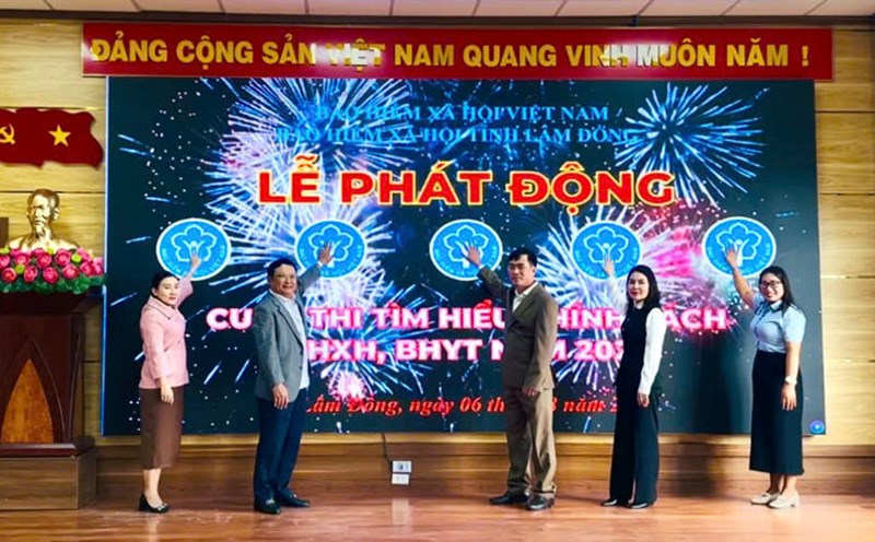 Ms. Vu Thi Oanh - Vice President of Lam Dong Provincial Labor Federation (right cover) " pressed the button" to open the Portal of the Contest "Learning about social insurance and health insurance policies in 2025". Photo: Pham Tra