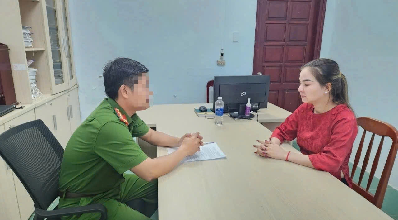 Công an Vĩnh Long bắt giữ nghi phạm lừa đảo bằng bùa trúng số. Ảnh: Công an cung cấp
