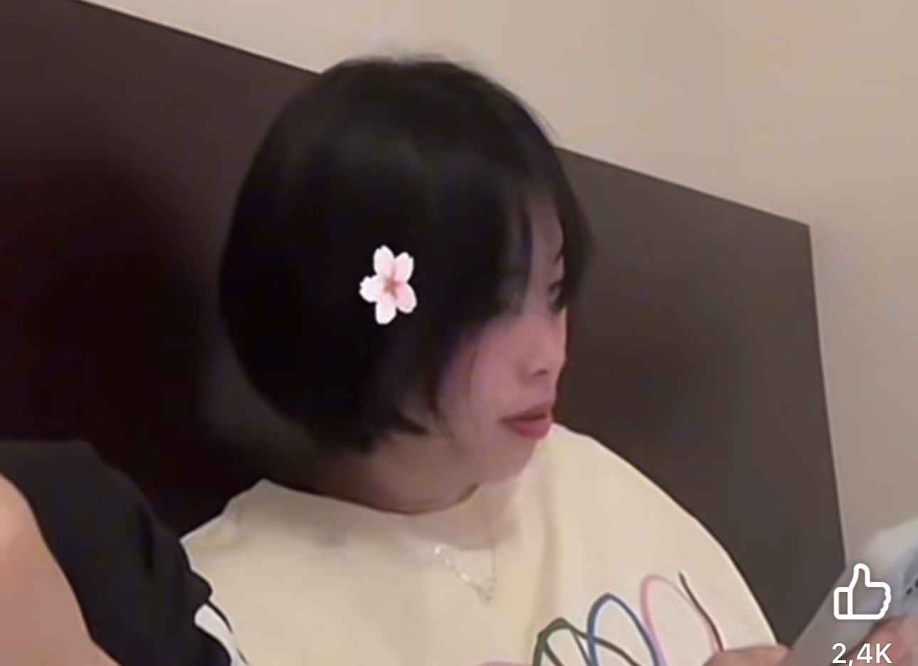 Thanh Thuy xuat hien trong livestream cua Kieu Trinh. Anh cat tu video