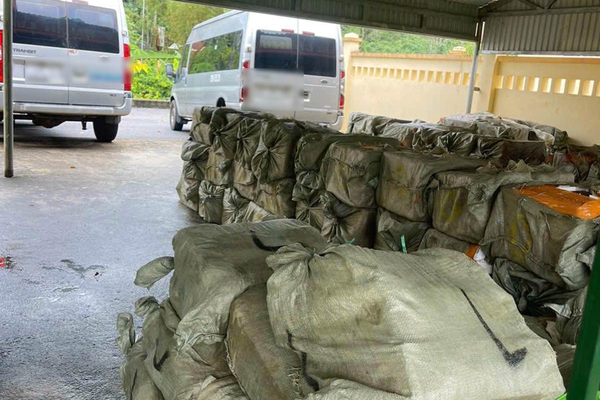 車両と未知の起源のすべての商品。写真：Quang Ninh Border Guard