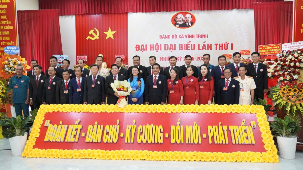 Ba Le Thi Suong Mai tang hoa chuc mung Ban Chap hanh Dang bo Xa Vinh Trinh, nhiem ky 2025-2030. Anh: Anh Khoa