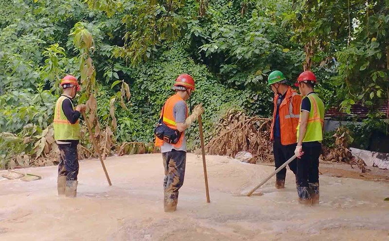 Workers were on duty to watch at the scene. Photo: MRB