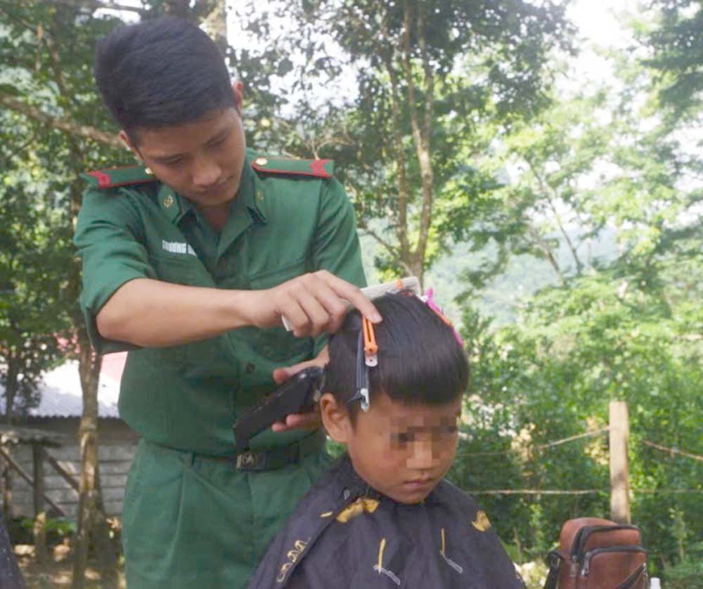 Đồn Biên phòng Cà Xèng cắt tóc miễn phí cho trẻ em vùng cao. Ảnh: Tiến Chung