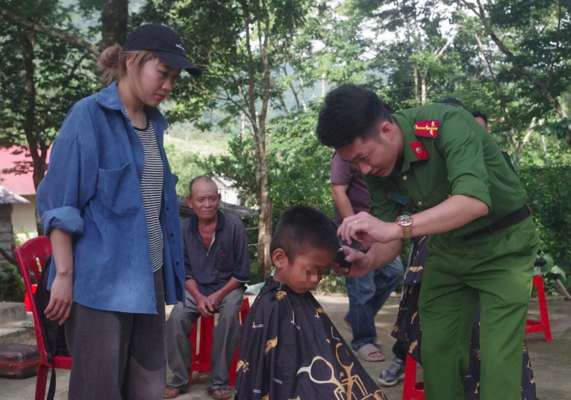 Cong an xa Kim Phu cat toc mien phi cho tre nho. Anh: Tien Chung