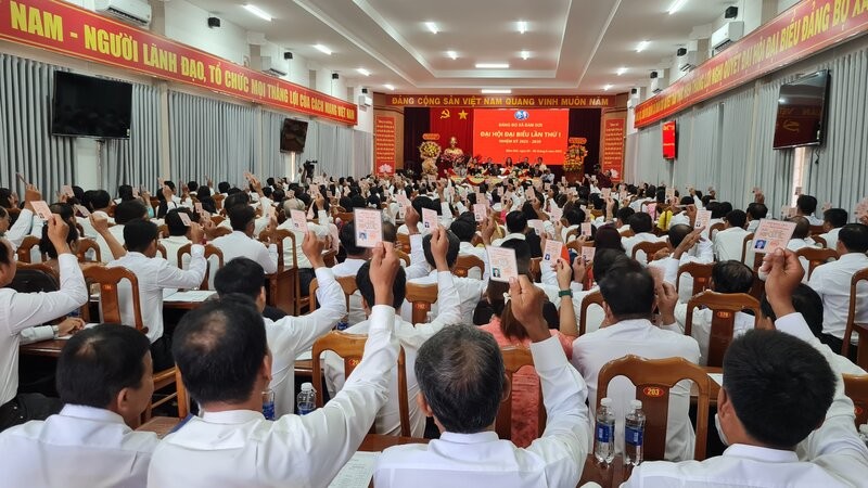 Cac daij bieu bieu quyet thong qua phuong huong, nhiem vu. Anh: Nhat Ho
