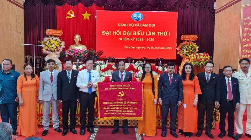 Dai dien lanh dao Tinh uy Ca Mau tang buc truong mung Dai hoi dai bieu lan thu nhat Dang bo xa Dam Doi, nhiem ky 2025-2030. Anh: Nhat Ho