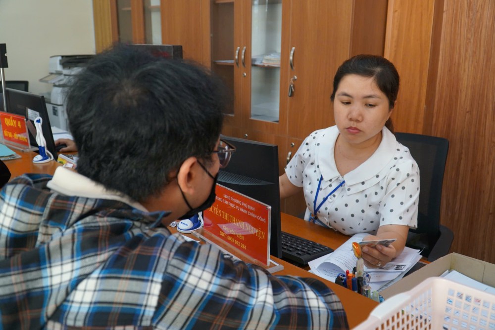 Can bo phuong Phu Dinh (TPHCM) ho tro nguoi dan lam thu tuc. Anh: Minh Tam