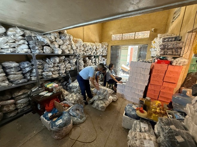 ハノイの治安部隊は、事業所を検査し、違反の兆候のある商品を発見しました。写真:ハノイ警察