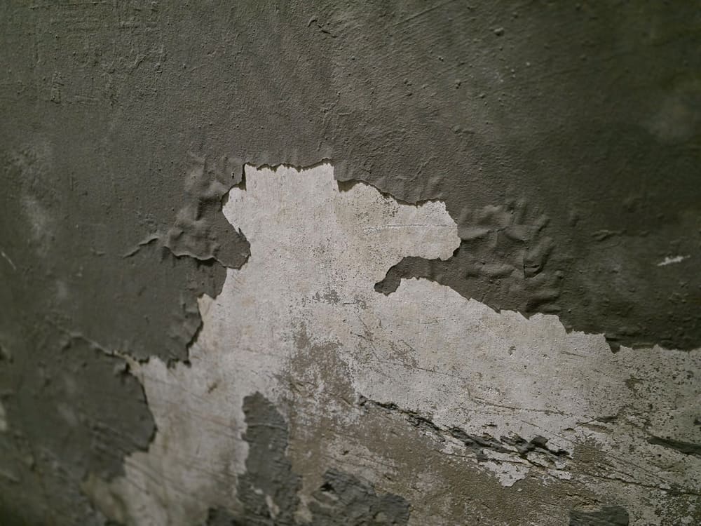 The outer walls of the house need to be inspected and taken timely measures to avoid peeling off during the rainy and stormy season. Photo: Tuan Dat