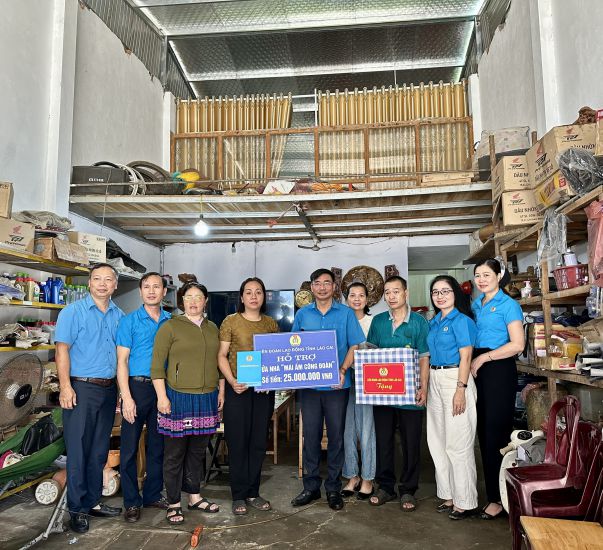 Nguyen Chuong Phat 라오까이성 노동총연맹 위원장이 국경 지역 교사 Ly Thi Hoai 가족에게 '노동조합의 따뜻한 집' 건설 지원금을 전달하고 있습니다. 사진: Bao Nguyen
