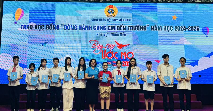 Pham Thi Thanh Tam 여사 - 베트남 노동총연맹 집행위원회 위원 베트남 섬유의류 노동조합 위원장(왼쪽에서 7번째)이 '학교 가는 길 동행' 장학금을 수여하고 있습니다. 사진: Thu Mai