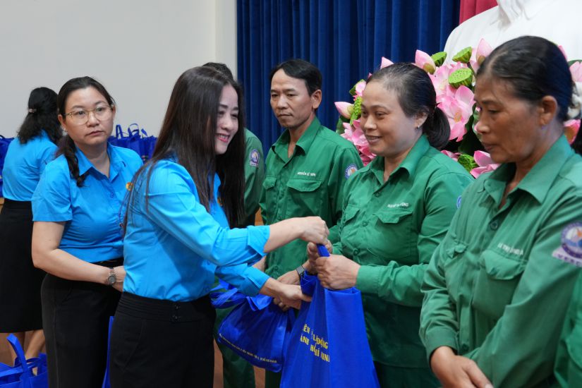 Pham Thu Huong 호치민시 노동총연맹 부위원장이 프로그램에서 Nguyen Thi Phuong 노동자에게 선물을 전달하고 있습니다. 사진: Thanh An