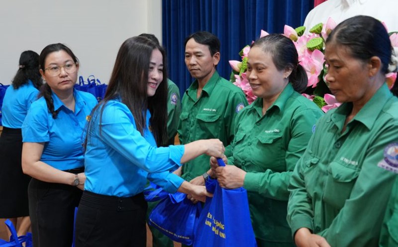 Ms. Pham Thu Huong - Vice President of the Ho Chi Minh City Labor Federation - presented gifts to worker Nguyen Thi Phuong at the program. Photo: Thanh An