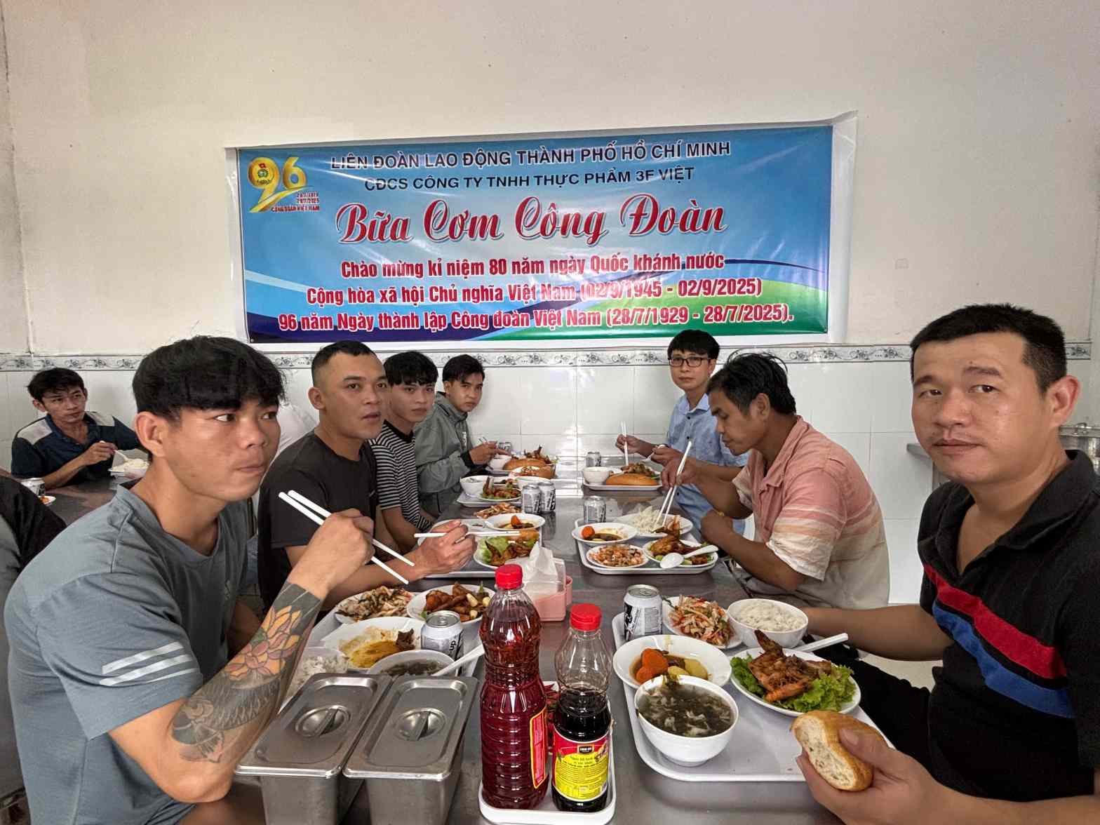 Bua com Cong doan tran ngap tieng cuoi va niem vui. Anh: Cong doan cung cap