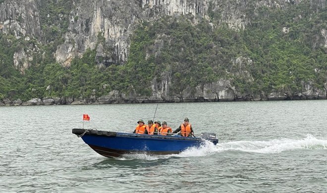 The Quang Ninh Provincial Military Command arranges medical ships and mobile boats to be on duty 24/7 in Ha Long Bay. Photo: Hoang Nga
