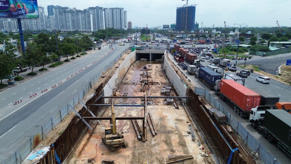 Trong khi do, moi ngay co khoang 22.000 luot xe luu thong qua nut giao nay, chu yeu la xe container, xe bon, xe ben tu cao toc TP.HCM – Long Thanh – Dau Giay di ve cang Cat Lai, khien khu vuc thuong xuyen un u.  