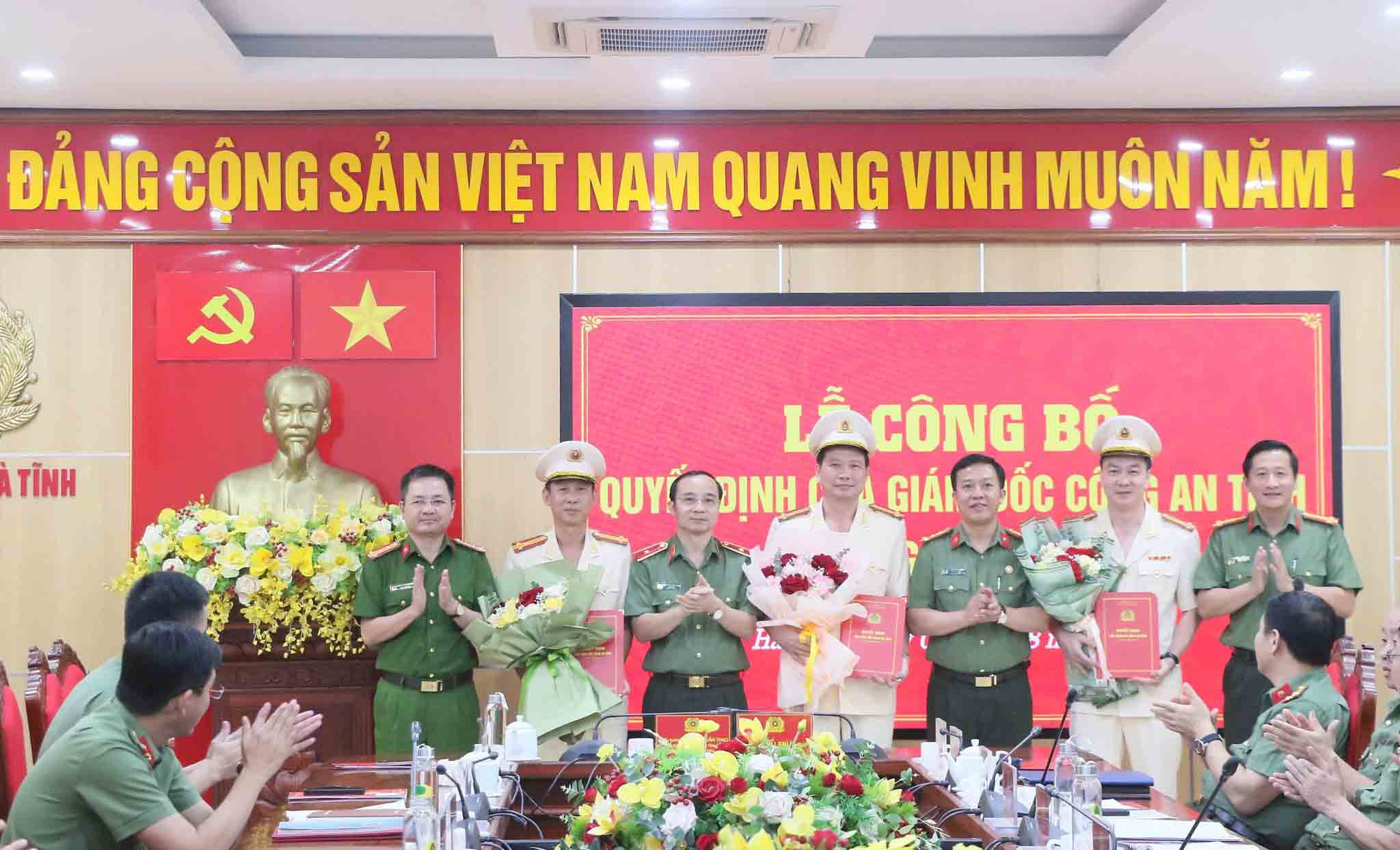 Ha Tinh성 공안은 3명의 부서장급 간부 파견 결정을 발표했습니다. 사진: Ha Tinh 공안.