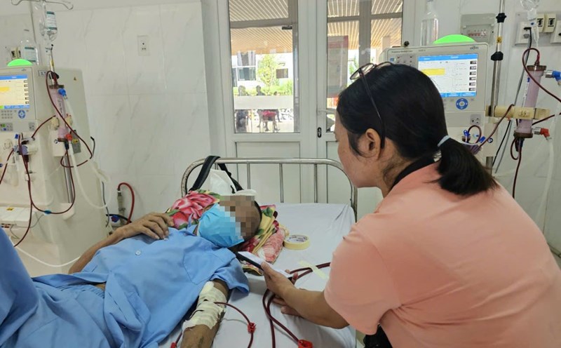 Chronic kidney disease has eroded the patient's health. Photo: Thanh Quynh