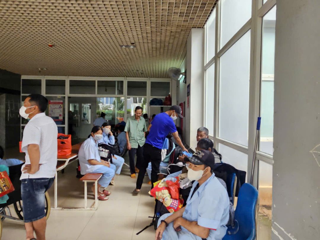 Nguoi benh cho de duoc chay than. Anh: Thanh Quynh