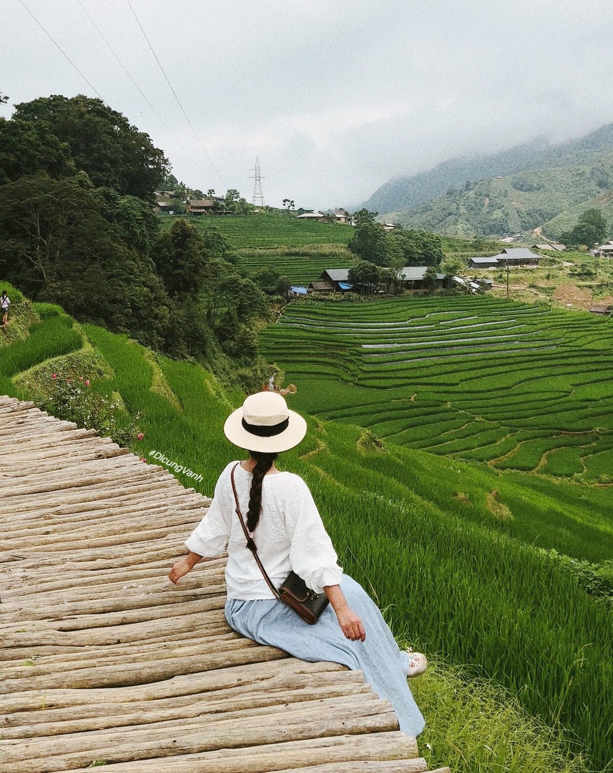 Cach trung tam Sa Pa khoang 12 km, Ta Van duoc bao quanh la nhung thua ruong bac thang, hien moi chom bong. Den Ta Van, khong chi ngam lua, trekking, dao choi nha dan va tim hieu nghe truyen thong, du khach co the thoa suc check-in cac quan ca phe, quan an view lua dep ngat ngay.