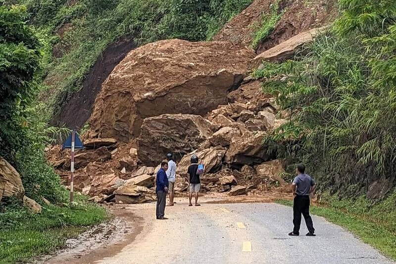 地すべりは、息子のラ・ヴィンスのチエン・ラオ・コミューンにあるタ・サイ村のNH 279Dルートの詰まりを引き起こします。写真：Truong Son