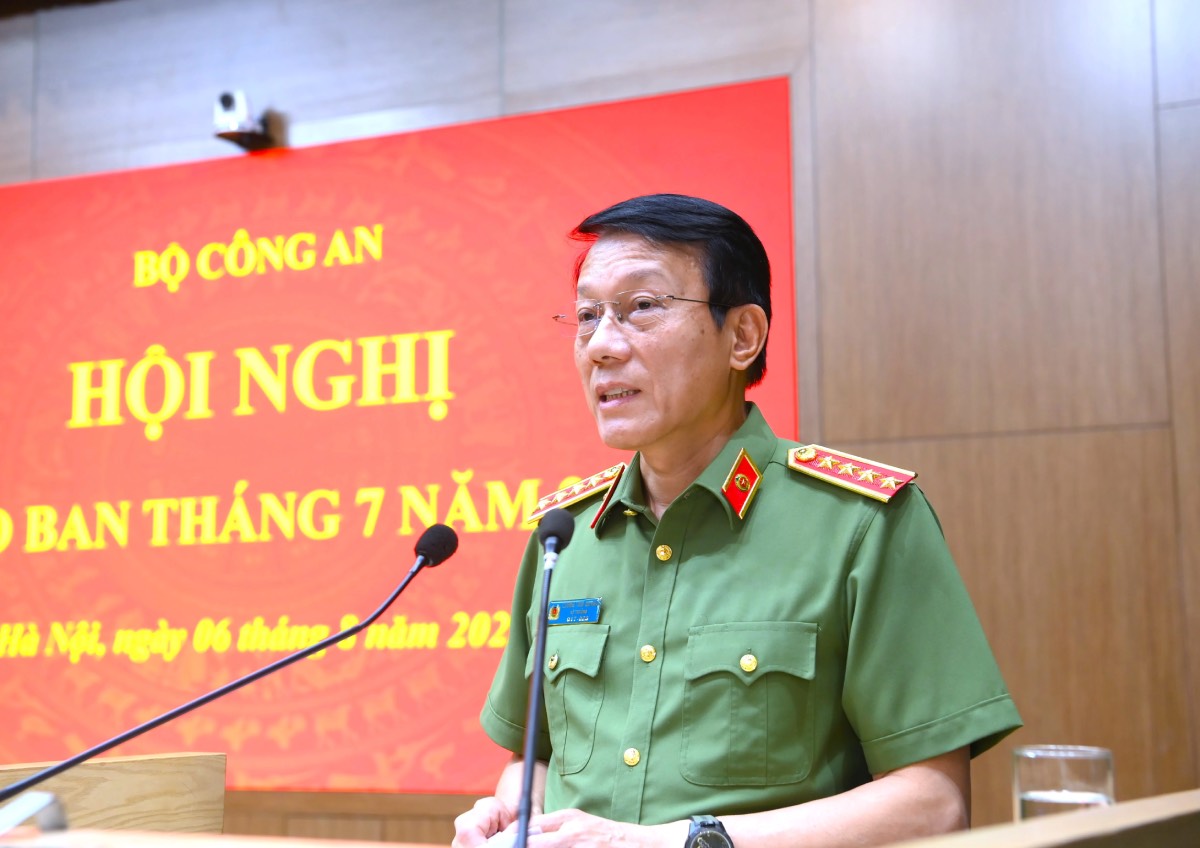 ルオン・タム・クアン大将 - 公安大臣 - 会議の結論を述べた。写真:公安省