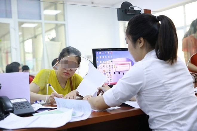 Submitting to the National Assembly to amend the Law on Civil Servants at the 10th Session of the 15th National Assembly. Photo: Hai Nguyen