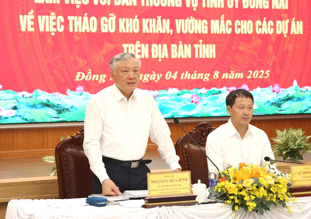 Politburo member and Permanent Deputy Prime Minister Nguyen Hoa Binh worked with the Standing Committee of Dong Nai Provincial Party Committee on August 4 on removing difficulties and obstacles for backlog projects in the province. Photo: VGP