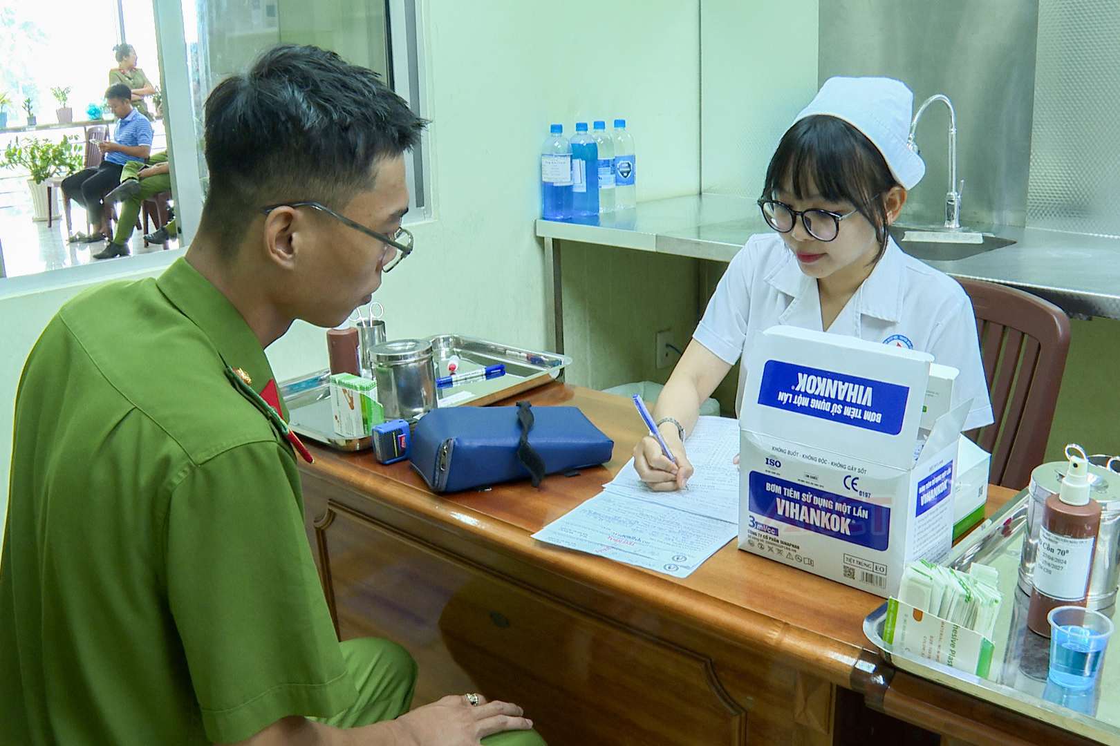 Thanh vien cau lac bo “Ngan hang mau nong” lam thu tuc hien mau. Anh: Cong an Can Tho