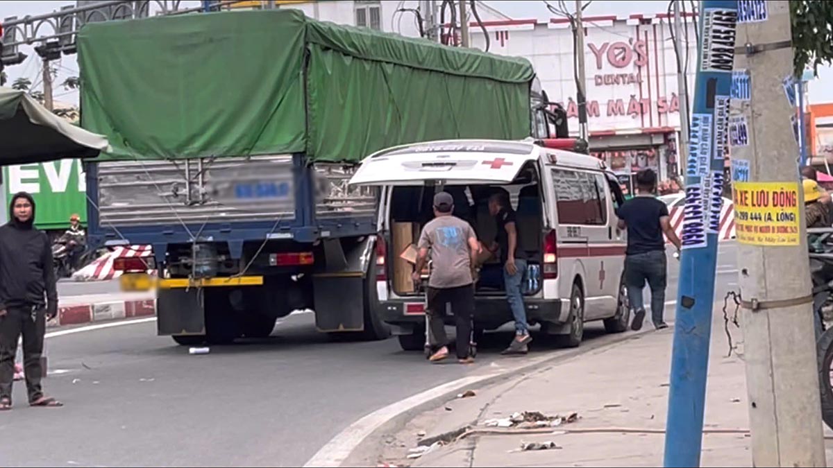 Scene de l'accident de camion avec moto qui a cause la mort d'une femme. Photo : Dinh Trong