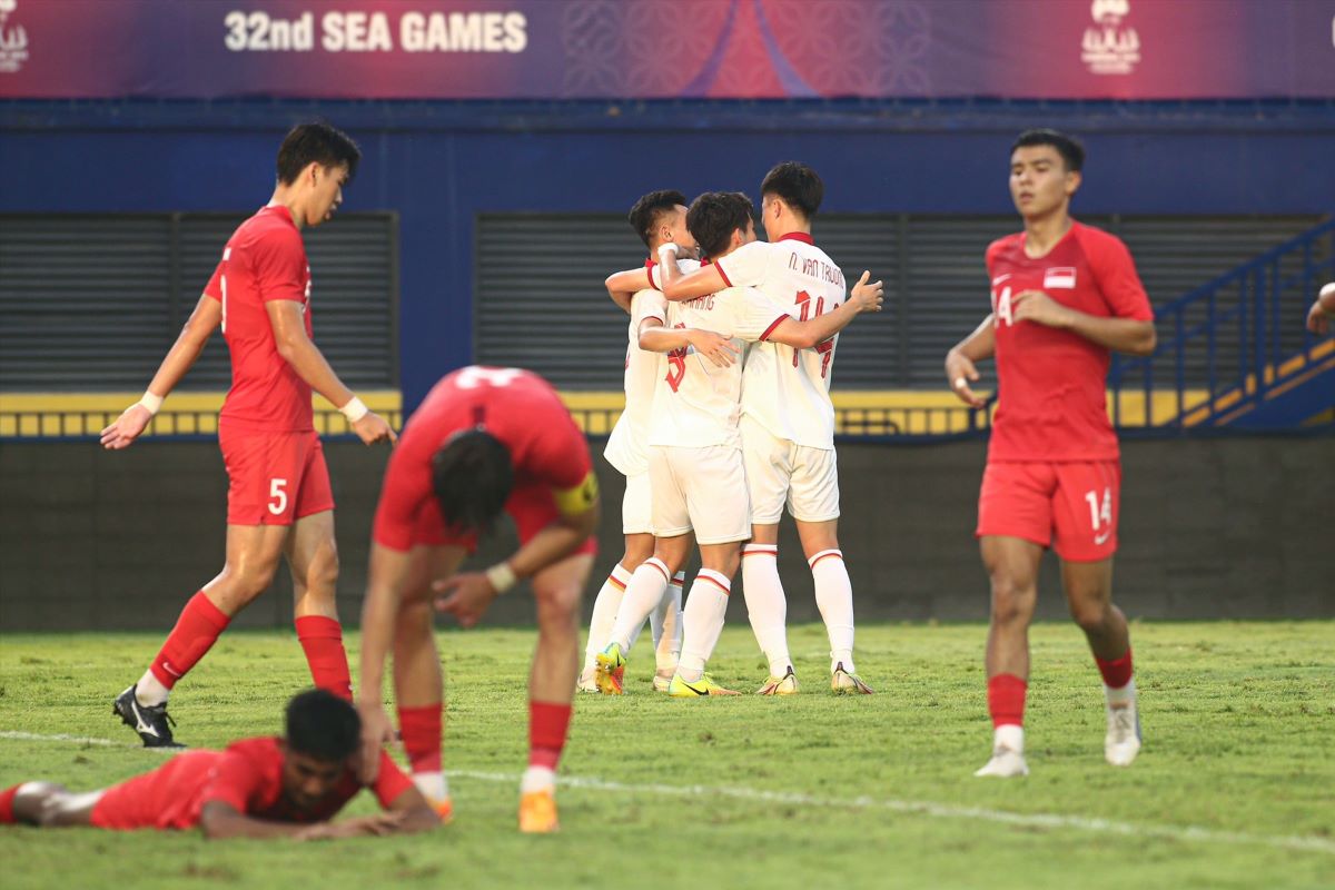 The Singapore U22 team lost 1-3 to Vietnam U22 at the 32nd SEA Games. They are at risk of not participating in the 33rd SEA Games. Photo: Thanh Vu