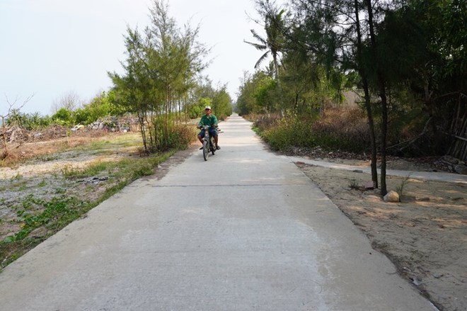 Dự án đường xã tuyến ven biển khu dịch vụ Trùng Dương - Trạm biên phòng Đức Lợi, xã Đức Lợi, huyện Mộ Đức, tỉnh Quảng Ngãi được xác định đã bị lập dự toán sai, nghiệm thu khống, rút ruột hơn 1 tỉ đồng. Ảnh: Viên Nguyễn