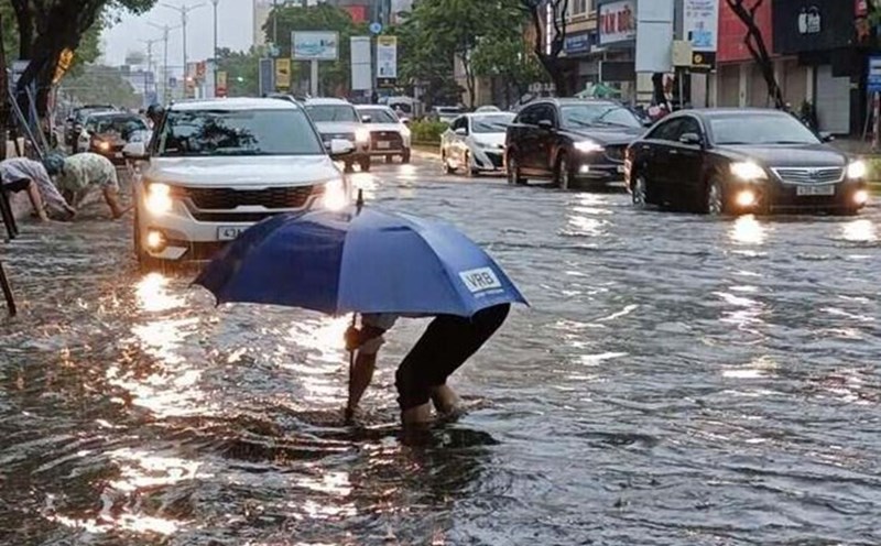 The weather in the North has scattered showers and thunderstorms, locally heavy rain; mountainous and midland areas have moderate rain, heavy rain and thunderstorms at night and in the morning, locally very heavy rain. Photo: Mai Huong