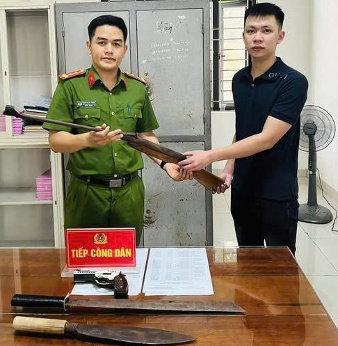 若者が自発的に自家製銃やナイフを警察に引き渡す。写真:Bac Gianh警察