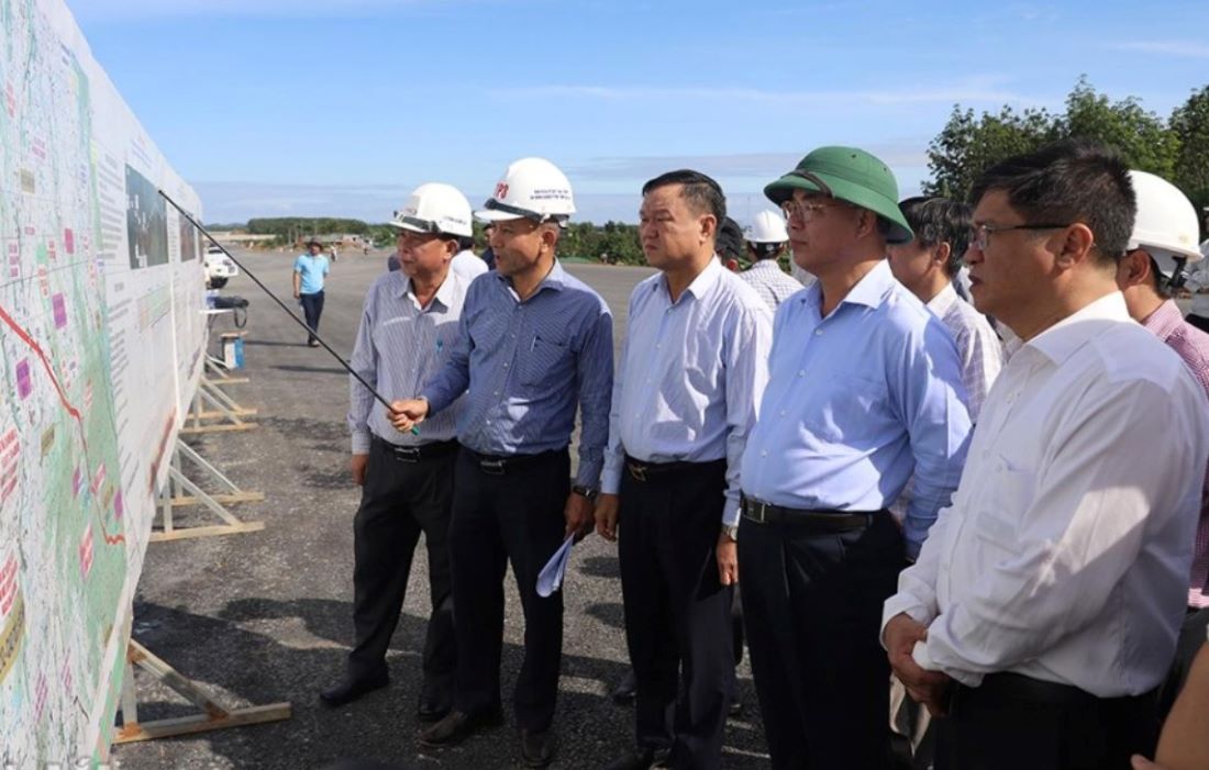 Dak Lak省人民委員会のTruong Cong Thai副委員長(緑の帽子をかぶった)が、省内のプロジェクトを視察中に。写真:Hoang Tuyet