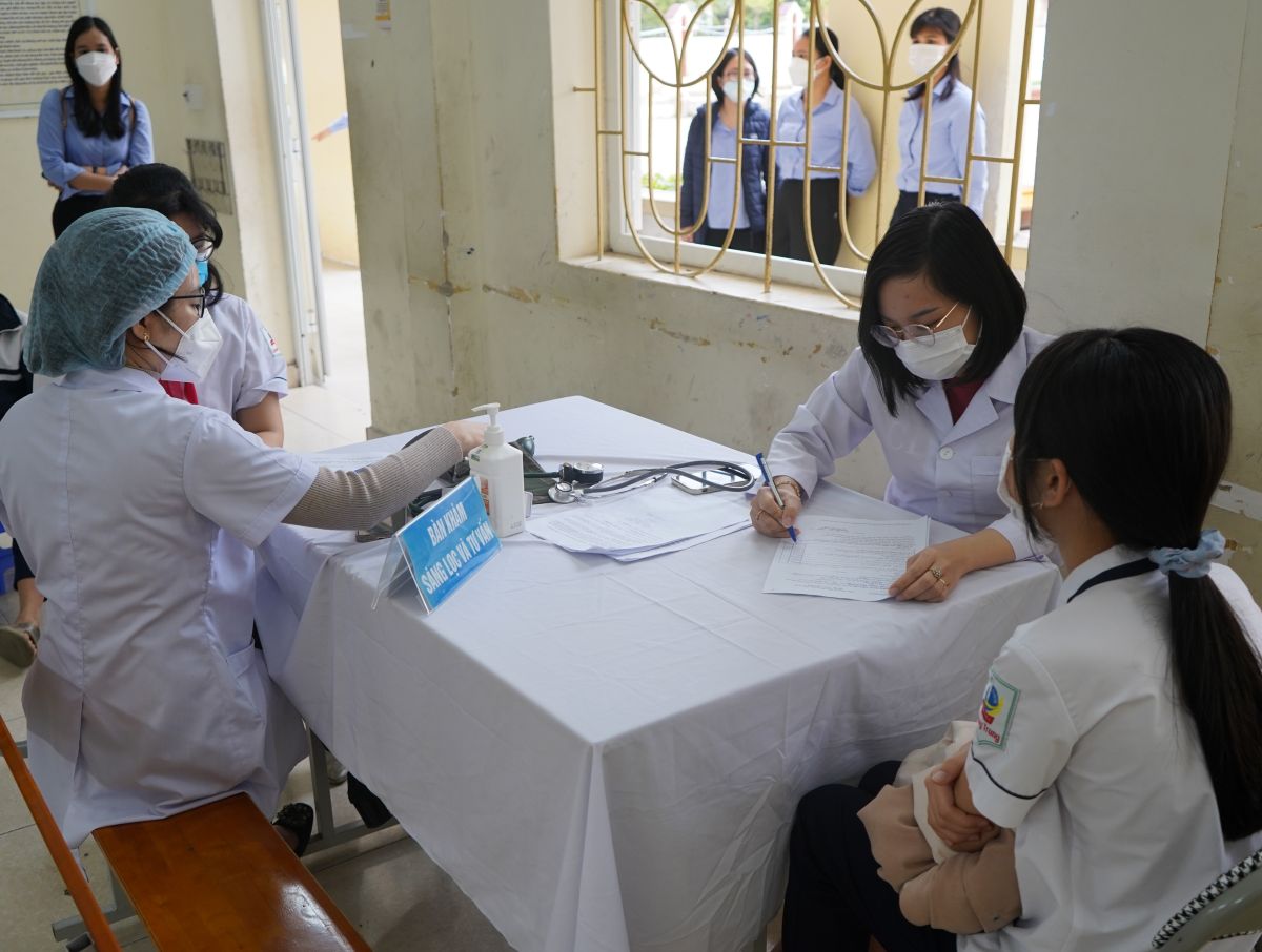 Hai Phong ensures that 100% of students have a Health Insurance card. Photo: Bang Tam