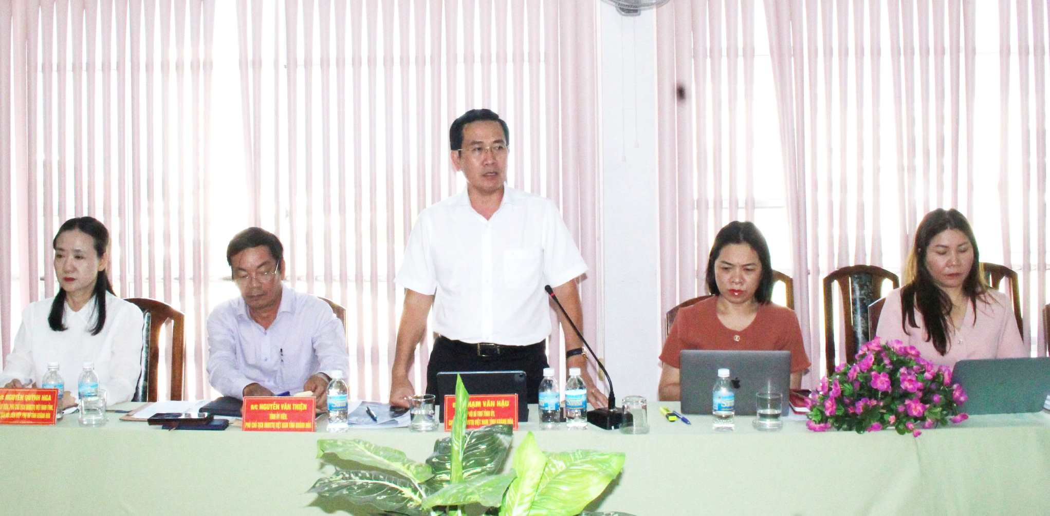 El Sr. Pham Van Hau - Subsecretario del Comite del Partido Provincial del Partido de la Patria de Vietnam de la provincia de Khanh Hoa hablo en la conferencia. Foto: Nguyen Phuong