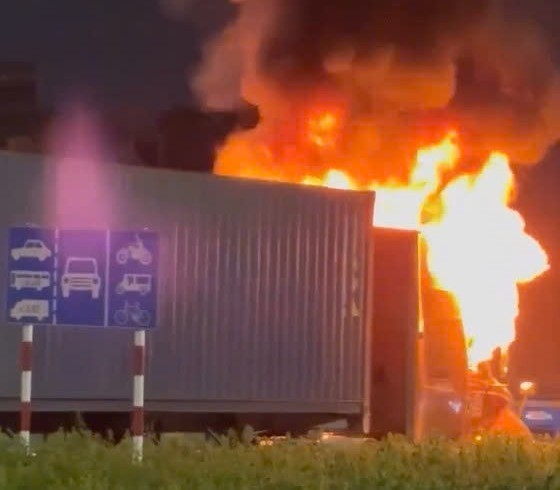 My Phuoc - Tan Van 通りでコンテナ車が激しく燃え上がった。写真:読者提供