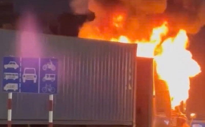 Container truck caught fire on My Phuoc - Tan Van road. Photo: Provided by readers