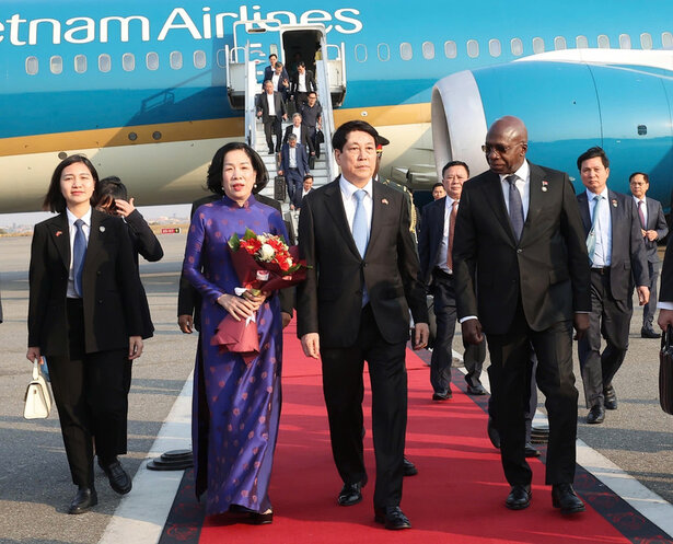 Welcoming ceremony for President Luong Cuong and his wife Nguyen Thi Minh Nguyet and the high-ranking Vietnamese delegation at Quatro de Fevereiro International Airport. Photo: VNA