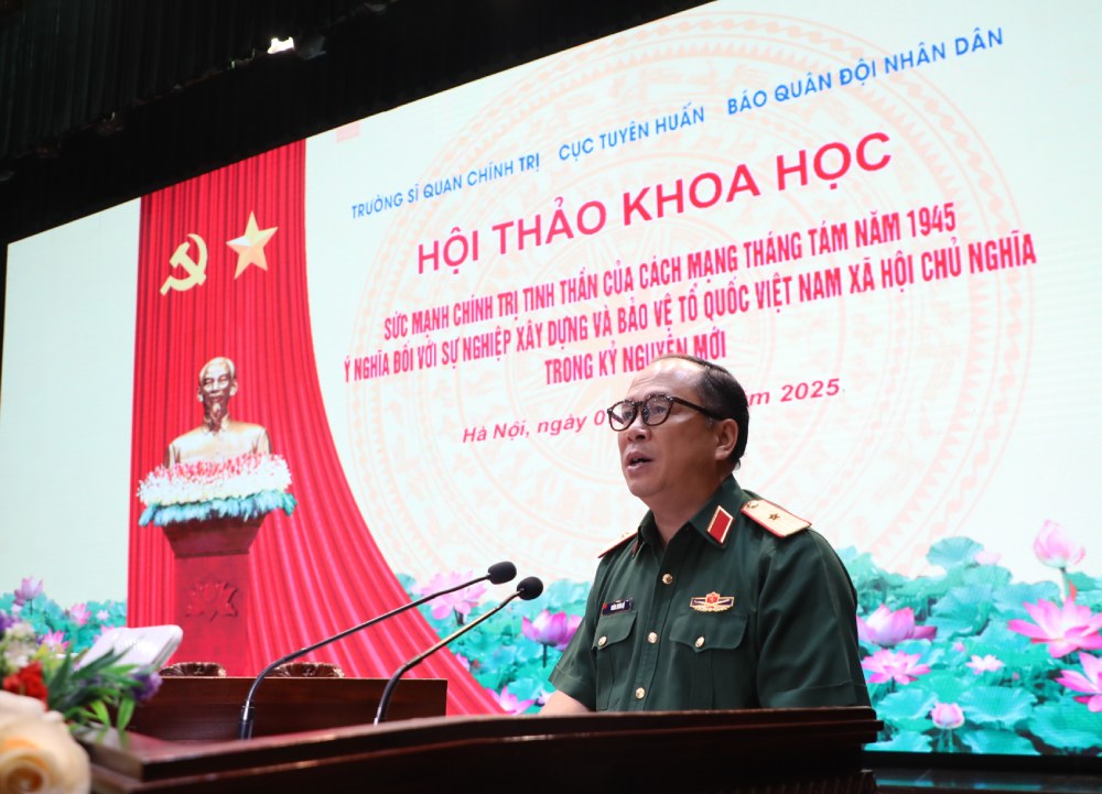 Thieu tuong Doan Xuan Bo - Tong Bien tap Bao QDND phat bieu de dan Hoi thao: “Suc manh chinh tri tinh than cua Cach mang Thang Tam nam 1945 - Y nghia doi voi su nghiep xay dung va bao ve To quoc Viet Nam xa hoi chu nghia trong ky nguyen moi”. Anh: Tran Vuong