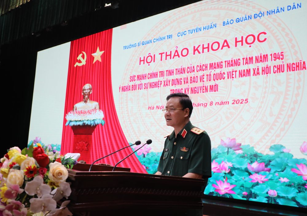 Trung tuong Nguyen Van Duc, Cuc truong Cuc Tuyen huan (Tong cuc Chinh tri QDND Viet Nam) phat bieu khai mac Hoi thao. Anh: Tran Vuong